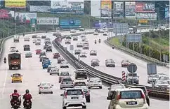  ??  ?? KEADAAN lalu lintas di Plaza Tol Duta Lebuhraya Utara-Selatan (PLUS).