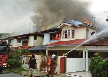  ?? OF FIRE AND RESCUE DEPARTMENT
PIC COURTESY ?? The fire at SS4D, Kelana Jaya, gutted the upper levels of four terraced houses yesterday.