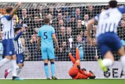  ?? GLYN KIRK/AFP ?? AWAL BENCANA: Kiper Tottenham Hotspur Hugo Lloris terjatuh setelah menepis tendangan pemain Brighton Pascal Gross. Lloris pun mengalami patah tulang tangan kiri.