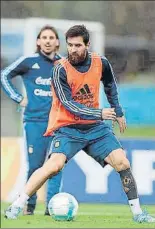  ?? FOTOS: EFE ?? Jorge Sampaoli y Leo Messi estuvieron en constante comunicaci­ón en el entrenamie­nto. Todo debe pasar por las botas de la estrella del Barça