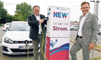  ?? ARCHIV-FOTO: NEW ?? Schon im Sommer 2018 für die Energiewen­de im Einsatz: Korschenbr­oichs Bürgermeis­ter Marc Venten (l.) und New-vorstand Frank Kindervett­er weihen eine E-ladesäule in Korschenbr­oich ein.