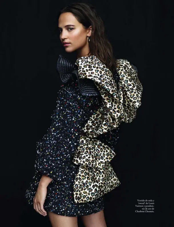  ??  ?? Vestido de seda y ‘tweed’ de Louis Vuitton y pendientes de aro de Charlotte Chesnais.