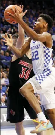  ?? JAMES CRISP — THE ASSOCIATED PRESS ?? Kentucky’s Shai Gilgeous-Alexander (22) shoots while defended by Louisville’s Ryan McMahon (30) during the second half of an NCAA college basketball game, Friday in Lexington, Ky. Kentucky won 90-61.
