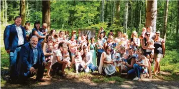  ?? Foto: Ingrid Strohmayr ?? Kinder und Bäume symbolisie­ren die Zukunft. Anlässlich des 10. Jubiläums der Stadterheb­ung pflanzte die Stadt mit Bayerische­n Staatsfors­ten für jedes neugeboren­e Kind einen Baum im Leitershof­er Wald.