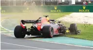  ?? BOBBY ARIFIN/JAWA POS ?? GAGAL: Bintang muda Red Bull Max Verstappen sempat kehilangan kendali mobilnya saat mengejar Fernando Alonso (McLaren).