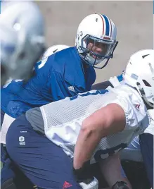  ??  ?? Le quart Antonio Pipkin a de nouveau appelé les jeux pendant l’entraîneme­nt des Alouettes de Montréal, jeudi. - La Presse canadienne: Paul Chiasson