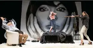  ?? Foto: Sabina Sabovic ?? Szene aus der Komödie „Zwei Männer ganz nackt“in der Bühne am Park in Gera mit Ulrich Milde (von Links), Bruno Beeke und Christiane Nothofer.