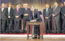  ??  ?? Convocator­ia. El presidente de Colombia, Juan Manuel Santos (c), firma el llamado a la consulta.