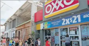  ??  ?? El Oxxo frente al malecón de Progreso. La cadena de tiendas invertirá $500 millones en territorio yucateco