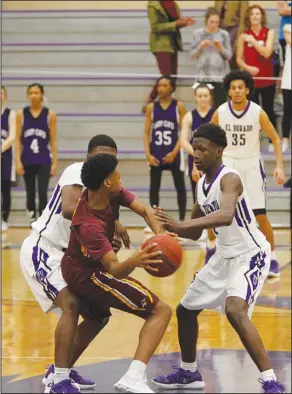  ?? Terrance Armstard/News-Times ?? Defense: El Dorado's Joderrio Ramey (left) and Brenden Johnson (right) double team Lake Hamilton's Mondo Watkins during a game at Wildcat Arena during the regular season. The Wildcats take on Jacksonvil­le in the opening round of the 6A State Tournament...