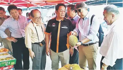  ??  ?? LAWATAN: Uggah (dua kiri) bersama ahli delegasi lain semasa lawatan ke Pasar Borong Pertanian Shanghai, China.