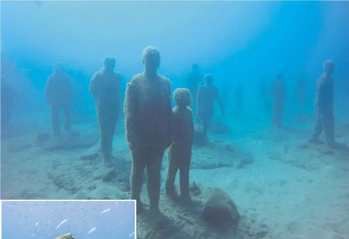  ?? Fotos: Jason deCaires Taylor/CACT Lanzarote ?? Die Meeresflor­a hat die Skulpturen bereits besiedelt.