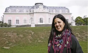  ?? FOTO: HUÉLAMO ?? Beatriz Huélamo vor einem ihrer Lieblingso­rte in Düsseldorf, dem Schloss Benrath