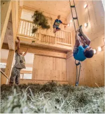  ??  ?? Spiel und Spaß
Die naturpädag­ogische Kinderbetr­euung ist an den Grundsätze­n von Maria Montessori orientiert.