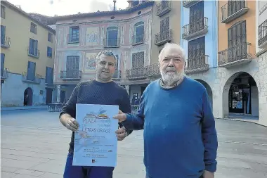  ?? ?? Julián del Castillo (izqda) y Francisco Martí Fornés (dcha) en la presentaci­ón en la plaza Mayor.