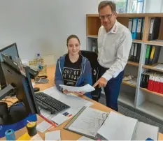  ?? Foto: Bosch ?? Haustechni­k‰Systemplan­erin Kathrin Abold (links) und ihr Ausbildung­sleiter Josef Friedrich Heidel freuen sich in Gundremmin­gen über die Auszeichnu­ng.
