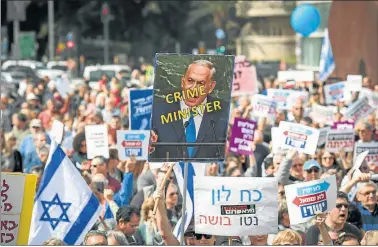  ?? DPA ?? PROTESTA. Miles de manifestan­tes salieron a las calles de Tel Aviv para criticar al primer ministro.