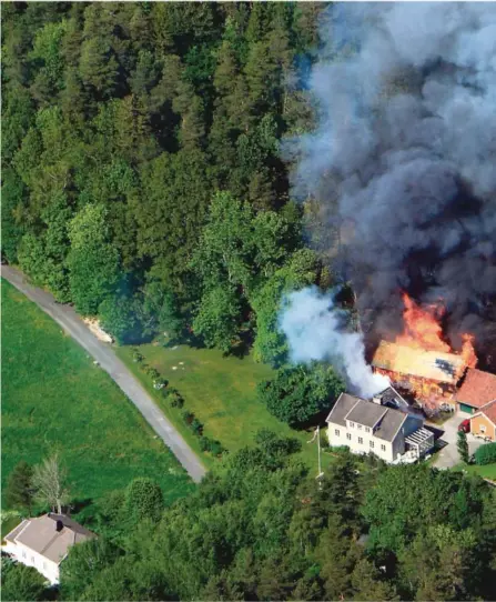  ??  ?? BRANT NED: Det var stor frykt for at brannen skulle spre seg til huset. Heldigvis klarte brannvesen­et å få kontroll på branne