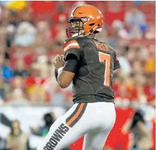  ?? BRIAN BLANCO/GETTY IMAGES ?? Cleveland Browns’ quarterbac­k DeShone Kizer looks for an open receiver during the first quarter of an NFL pre-season football game against the Tampa Bay Buccaneers, on Saturday, at Raymond James Stadium in Tampa, Fla.