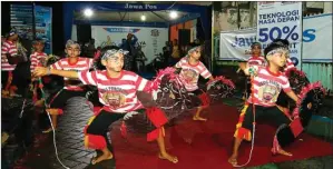  ?? ARYA DHITYA/JAWAPOS ?? RANCAK: Anak-anak menari jaranan saat road show Surabaya Smart Riding 2017 Selasa malam (4/4).