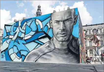  ?? Photo: KenzoTribo­uillard/AFP ?? Inspiratio­n: A painting of Zinedine Zidane, a former hero of the French team and present Real Madrid coach, outside the Hôtel de Ville in Paris before the start of the Euro 2016 tournament.