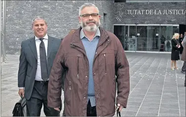  ??  ?? JUSTICIA. Basilio López, administra­dor de Eventos Pextina, tras el juicio con el Elche.