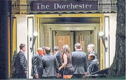  ??  ?? El Dorchester. El hotel donde se celebraba la Cena de los Presidente­s en Londres.