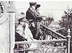  ??  ?? Winston Churchill (l.), Dwight D. Eisenhower (M.) und Bernard Montgomery auf dem Balkon des Lokals „Wacht am Rhein“in Büderich.