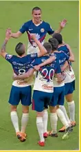  ??  ?? Azulcremas celebran un gol en el duelo ante León en Liga.