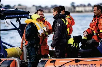  ?? ?? Essai en mer du prototype du gilet de sauvetage LJ180 avec la SNSM.