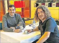  ??  ?? Iker Casillas y Carles Puyol conversan mientras toman un café.