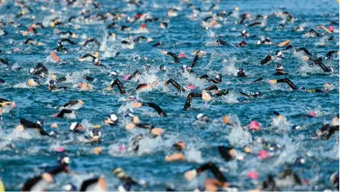  ?? Foto: dpa ?? Jeder gegen jeden: Die Zahl der deutschen Leistungss­portler steigt seit Jahren – und wird weiter steigen. „Ironman“Triathlete­n in einem Waldsee bei Frankfurt.