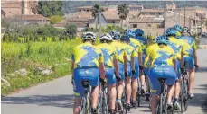  ?? FOTO: PRIVAT ?? Der Radtreff Biberach macht mit seinen Teamtrikot­s sogar auf Mallorca Werbung für die Stadt.
