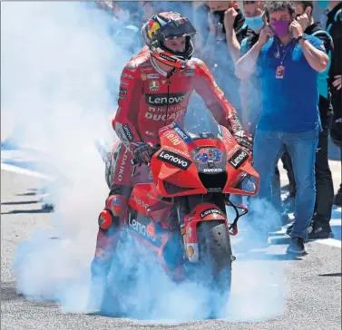  ??  ?? Jack Miller 'quema' rueda con su Ducati tras vencer en el GP de España en el circuito de Jerez.