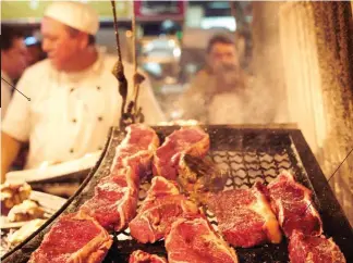  ??  ?? La barbacoa: deporte popular No se quema carbón vegetal, sino madera de acacia y eucalipto. Las brasas duran más y son menos calientes Asado para todos Los uruguayos, al igual que los argentinos, asan los bifes en parrillas, barbacoas simples...