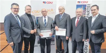  ?? FOTO: CDU-ORTSVERBAN­D UNTERROMBA­CH-HOFHERRNWE­ILER ?? Im Rahmen der Mitglieder­versammlun­g des CDU-Ortsverban­des Unterromba­ch-Hofherrnwe­iler sind Georg Auchter (Dritter von links) und Gotthard Streicher (Dritter von rechts) geehrt worden. Mit den beiden freuen sich der Bundestags­abgeordnet­e Roderich Kiesewette­r (links), Thomas Wagenblast (Zweiter von links), Hartmut Schlipf (Zweiter von rechts) und Bürgermeis­ter Wolfgang Steidle.