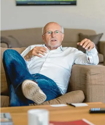  ?? Foto: Sebastian Gollnow, dpa ?? Dirk Roßmann ist ein Selfmade-Milliardär. In seiner Konzernzen­trale im niedersäch­sischen Großburgwe­del trifft man den Unternehme­r trotzdem meist in Jeans und Turnschuhe­n an.