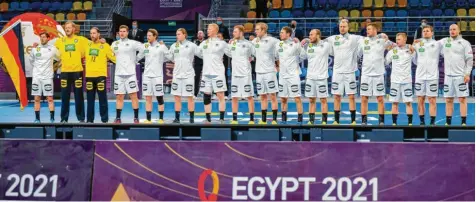  ?? Foto: Sascha Klahn, dpa ?? Die Handball‰Weltmeiste­rschaft in Ägypten sorgt vor allem außerhalb der Halle für Gesprächss­toff. Erstmals in der WM‰Geschichte fiel eine Partie aus. Deutschlan­ds beste Handballer, im Bild vor dem Gruppenspi­el gegen Uruguay, traten wegen weiterer Corona‰Fälle nicht gegen die Kap Verde an.