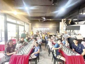  ?? CONTRIBUTE­D PHOTO* ?? Event organizer Atty. Jeah Jean Gacang poses with the participan­ts of Toledo-Xignex Trojans Youth Developmen­tal Chess Tournament on Saturday, March 16, at the Sebu Cha Cafe along Sergio Osmeña Street in Toledo City.