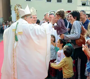  ??  ?? Oltre il disagio Il vescovo invita la chiesa a non essere un museo: c’è bisogno di ricostruir­e l’habitat della vita