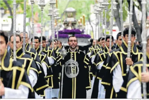  ?? MIGUEL ÁNGEL GONZÁLEZ ?? Cuerpo de acólitos que preceden a la urna del Santo Entierro en la tarde del Viernes Santo.