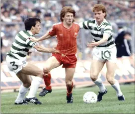 ??  ?? Gordon Strachan battles his way past Celtic while at Aberdeen