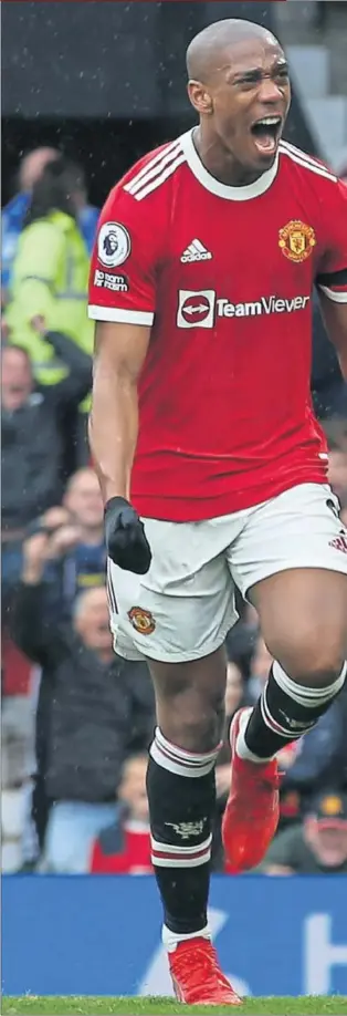  ?? ?? Martial celebra el gol que le marcó al Everton esta temporada.