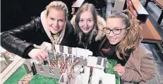  ??  ?? Auch so könnte es in St. Suitbertus aussehen: die IKG-Schülerinn­en Katinka Desch, Christiane Öhmann und Raffaela Peters mit ihrem Modell.