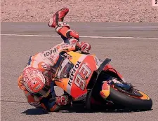  ??  ?? ● 1 Ormai è una costante assistere ai nuovi salvataggi di Marc Marquez. Come ieri in FP4 alla curva 1: Marc scivola ma si tiene su con gomito e ginocchio ● 2-3 Resta aggrappato alla Honda ● 4 Infine riparte MILAGRO 2