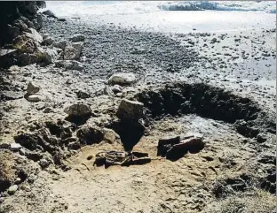  ?? JOAN GARCIA TARGA ?? Los restos funerarios estaban enterrados en la playa