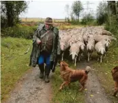  ??  ?? Schäfer Josef Hartl wandert den Sommer über mit seiner Herde das Lechtal entlang.