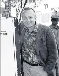  ?? AP PHOTO ?? A.R. Gurney poses for a photo in 1986.. The Pulitzer Prize-nominated playwright whose work offered a window into the inner lives of the upper-crust white Anglo-Saxon Protestant­s he grew up among, died in New York on Tuesday. He was 86.