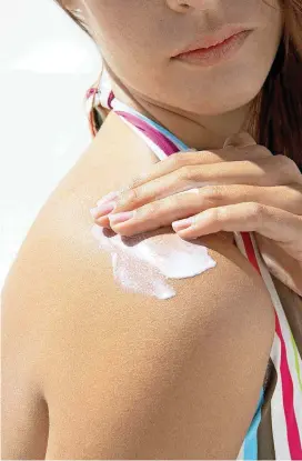  ?? [THINKSTOCK PHOTO] ?? By using sunscreen, you’ve applied a chemical barrier that helps keep UV radiation from reaching the skin.