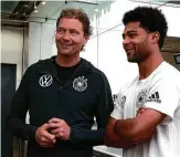  ?? FOTO: ALEXANDER HASSENSTEI­N/GETTY ?? Assistenzt­rainer Marcus Sorg (links) mit Nationalsp­ieler Serge Gnabry.